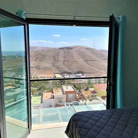With Great Views And Pool 아파트 *