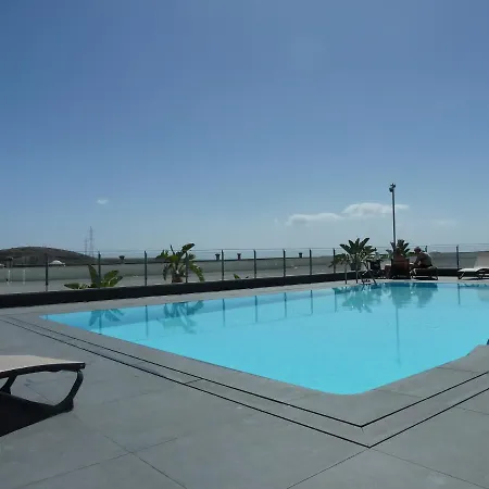 아파트 With Great Views And Pool