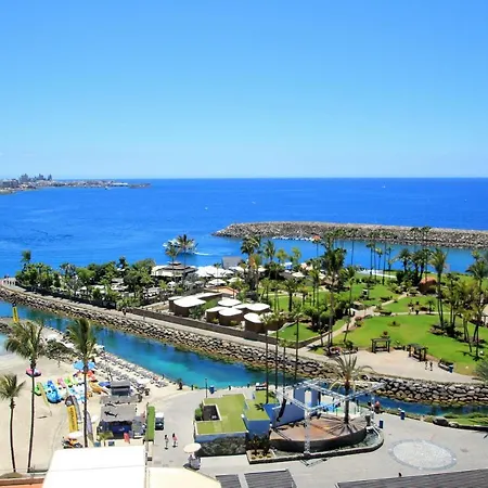 아파트 With Great Views And Pool